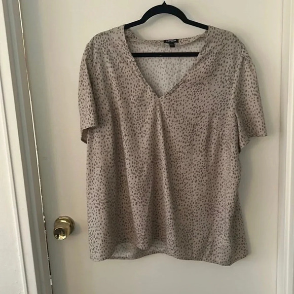 😍Express cheetah design blouse size xl 😍 - Picture 1 of 4